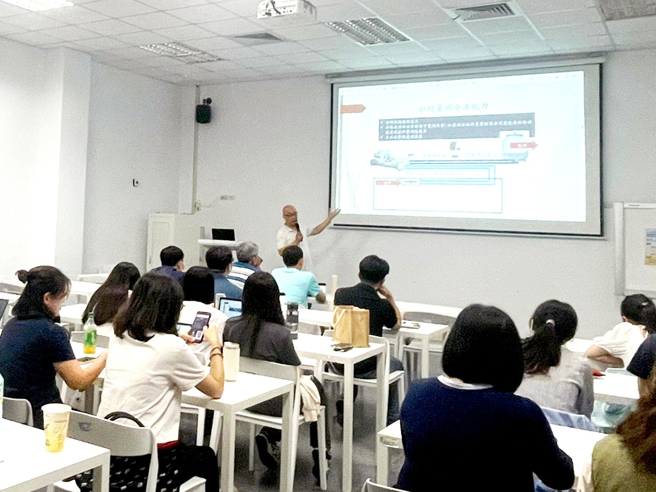 鍾基強老師說明空調系統節約能源措施