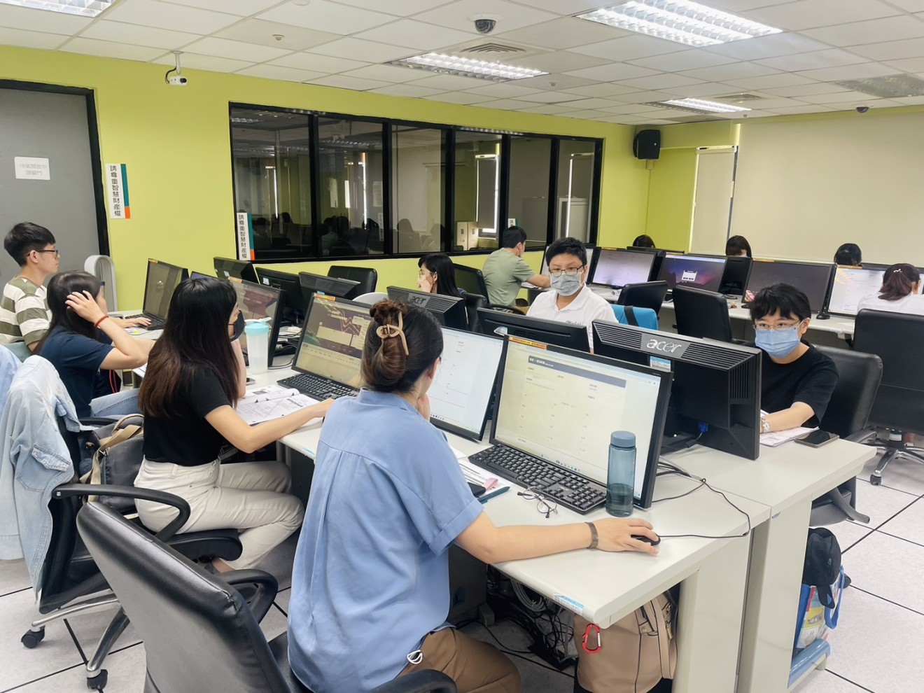 雲林縣政府同仁實機操作雲永續碳盤查雲端平台