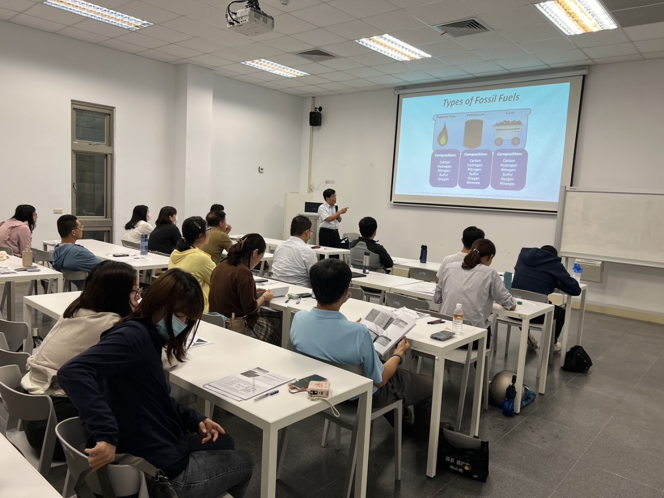 潔綠永續創新研究中心萬騰州主任講授綠色能源應用與效益分析課程